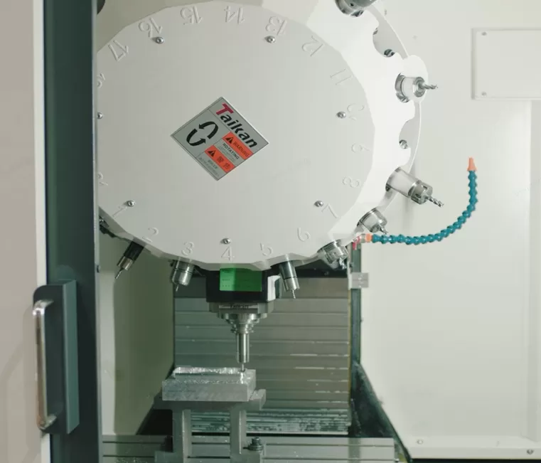 คุณสมบัติของศูนย์เจาะและกัด